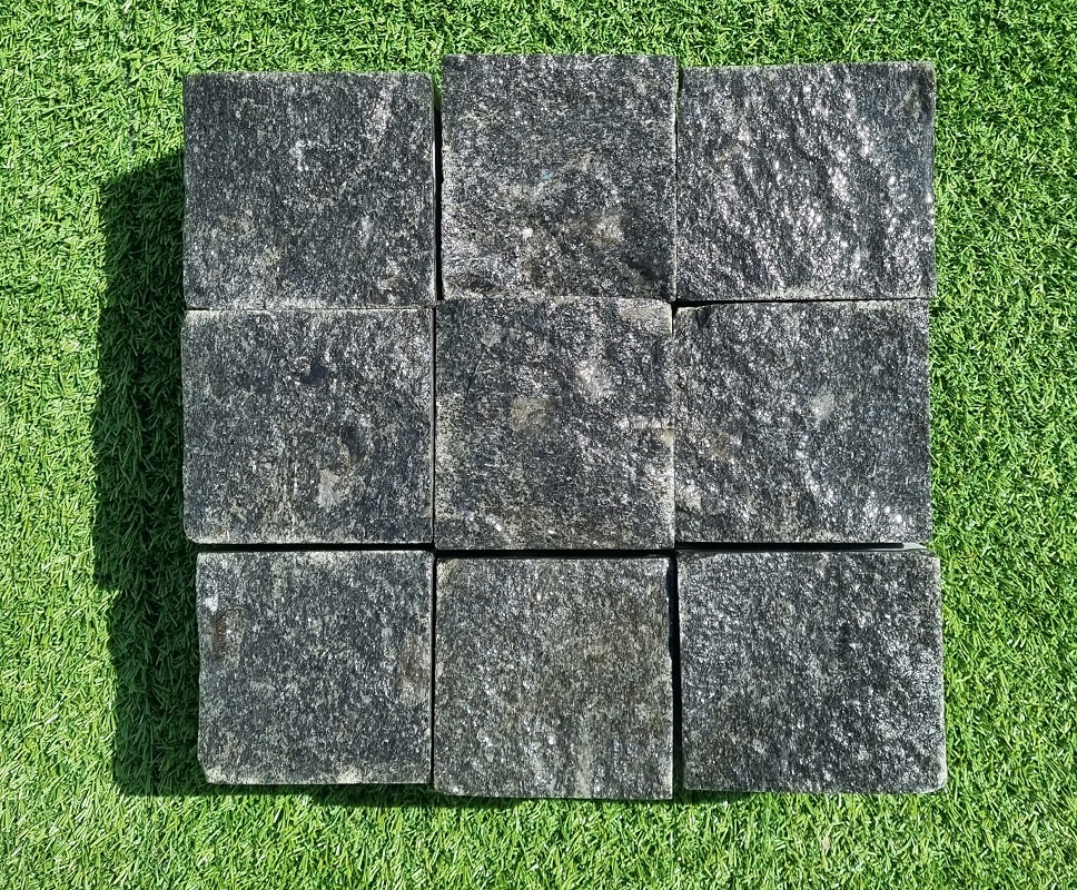 Basalt schwarze Pflastersteine Gabbro 10x10 cm - 4x gesägt (aus 1 Tonne = 3 - 3,5 m²)