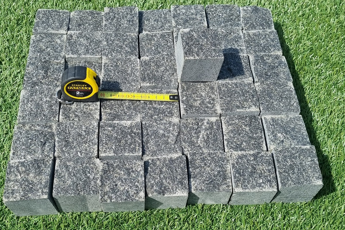 Basalt schwarze Pflastersteine Gabbro 5x5 cm - 4x gesägt (aus 1 Tonne = ca. 7,5 m²)