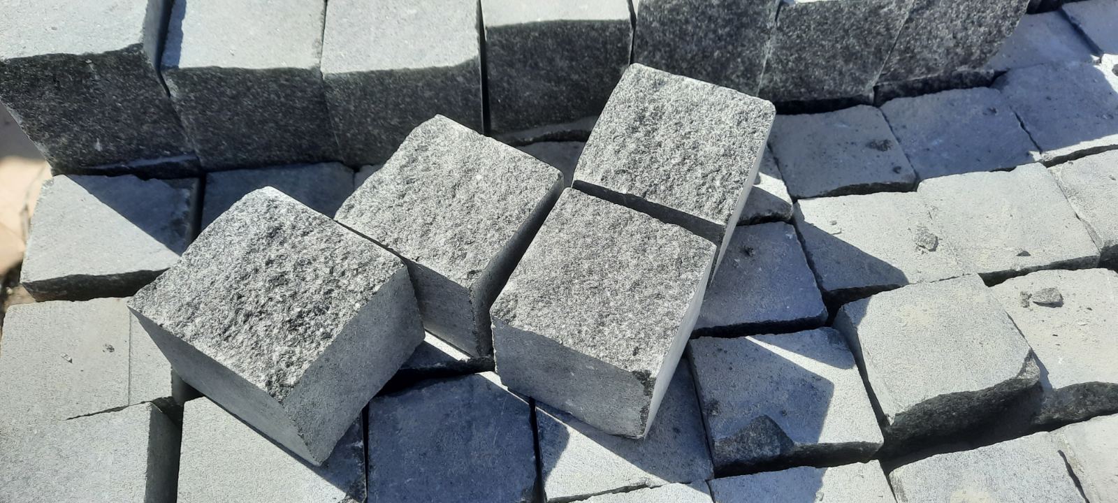 Basalt schwarze Pflastersteine Gabbro 5x5 cm - 4x gesägt (aus 1 Tonne = ca. 7,5 m²)