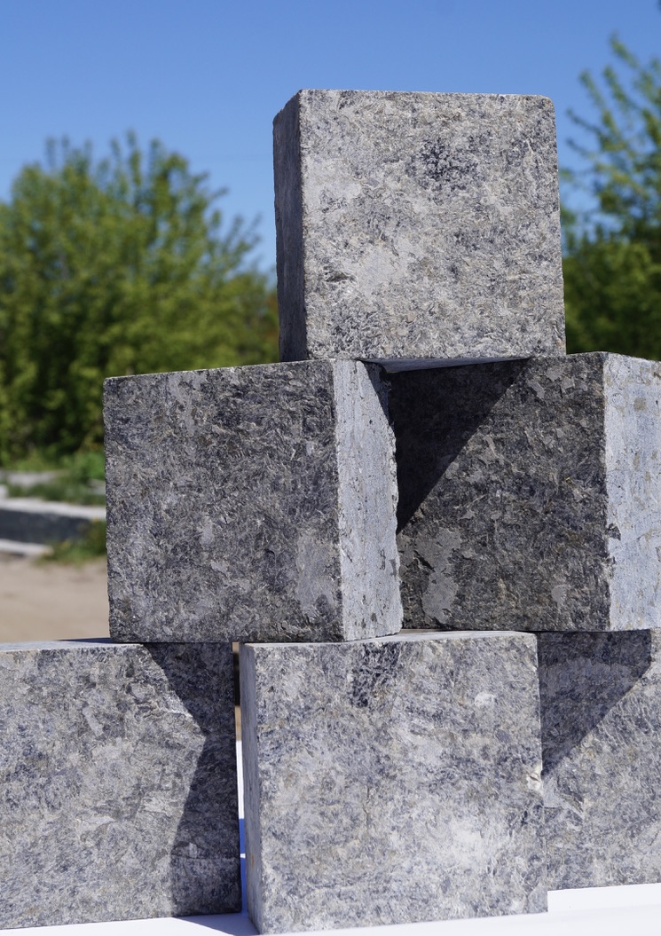 Labradorit dlažební kostky 10x10x5 - antracit, vrch flambovaný