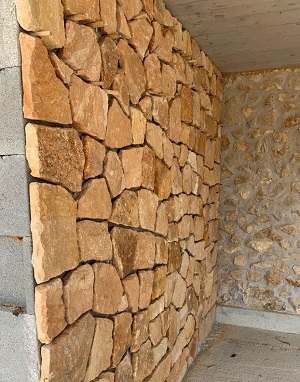 Přírodní štípaný pískovec Lara - tl. 3 cm, kyklopský obklad